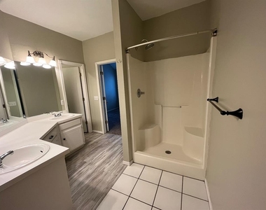 421 W 10th Street - Photo Thumbnail 7