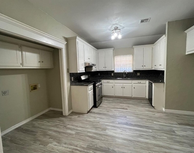 421 W 10th Street - Photo Thumbnail 11