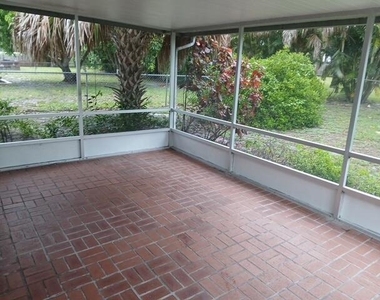 709 Se Alamanda Way - Photo Thumbnail 3
