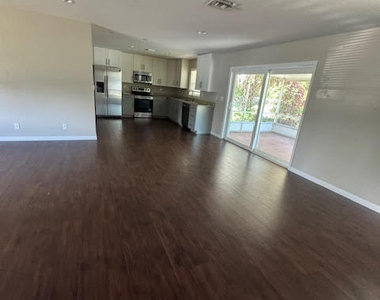 709 Se Alamanda Way - Photo Thumbnail 6