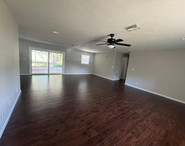 709 Se Alamanda Way - Photo Thumbnail 7