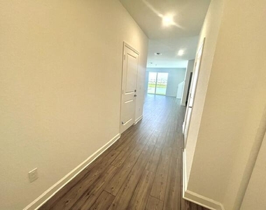675 Se Lake Falls Street - Photo Thumbnail 7