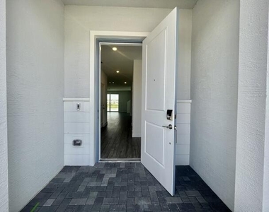 675 Se Lake Falls Street - Photo Thumbnail 5