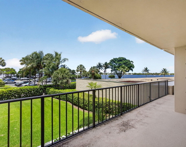 136 Lakeshore Drive - Photo Thumbnail 4