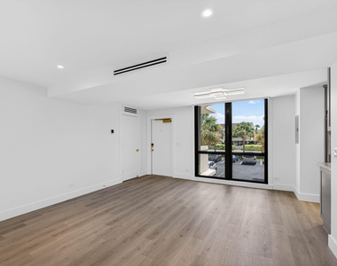 136 Lakeshore Drive - Photo Thumbnail 9
