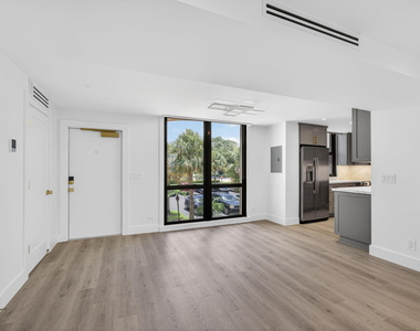 136 Lakeshore Drive - Photo Thumbnail 8