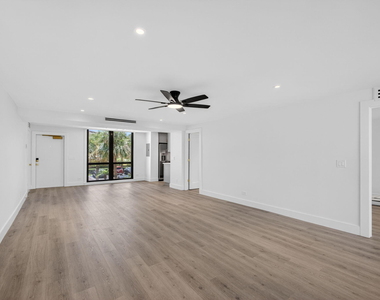 136 Lakeshore Drive - Photo Thumbnail 14