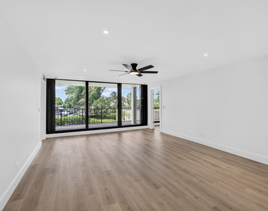 136 Lakeshore Drive - Photo Thumbnail 12