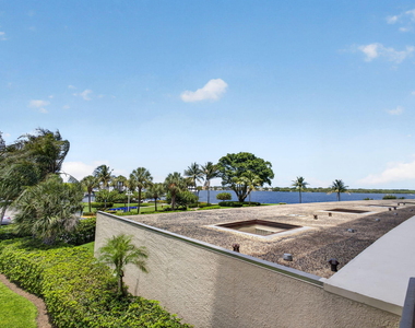 136 Lakeshore Drive - Photo Thumbnail 7