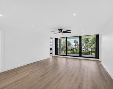 136 Lakeshore Drive - Photo Thumbnail 13