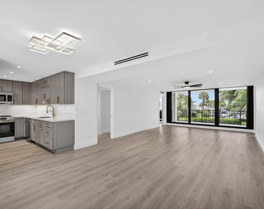 136 Lakeshore Drive - Photo Thumbnail 10