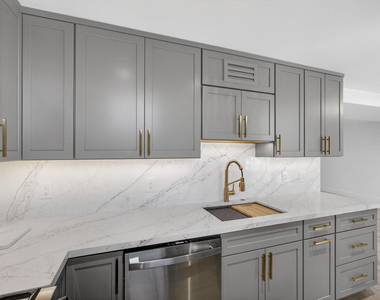 136 Lakeshore Drive - Photo Thumbnail 19