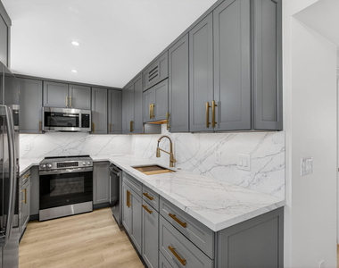 136 Lakeshore Drive - Photo Thumbnail 16