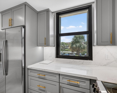 136 Lakeshore Drive - Photo Thumbnail 18