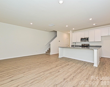 1725 E Cloaninger Avenue - Photo Thumbnail 5