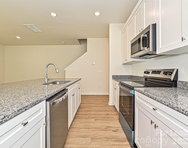 1725 E Cloaninger Avenue - Photo Thumbnail 9