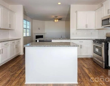 418 Grantham Lane - Photo Thumbnail 5