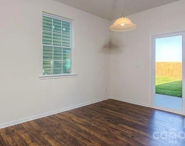 418 Grantham Lane - Photo Thumbnail 6