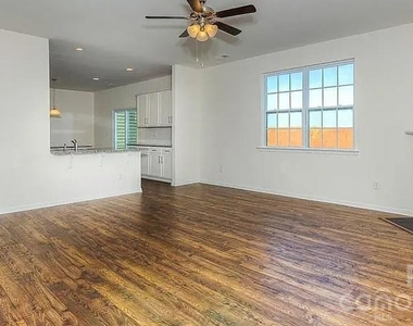 418 Grantham Lane - Photo Thumbnail 2