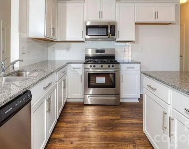 418 Grantham Lane - Photo Thumbnail 4