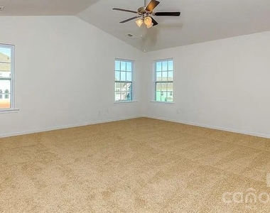 418 Grantham Lane - Photo Thumbnail 9