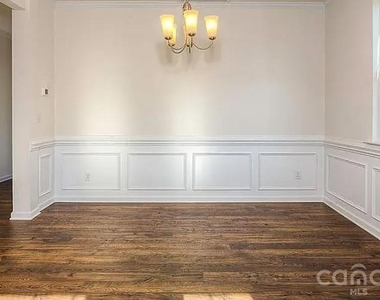 418 Grantham Lane - Photo Thumbnail 7