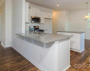 418 Grantham Lane - Photo Thumbnail 3