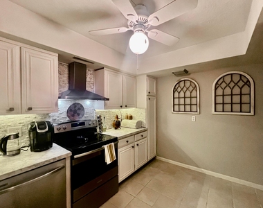 2425 Presidential Way - Photo Thumbnail 10