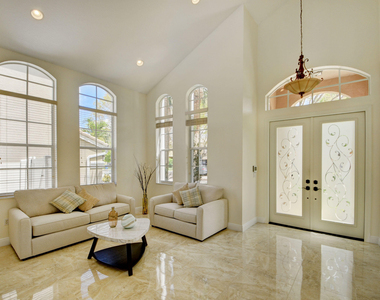 2418 Westmont Drive - Photo Thumbnail 6