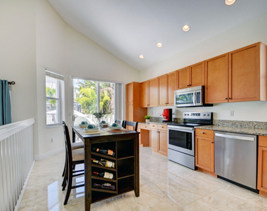 2418 Westmont Drive - Photo Thumbnail 9