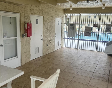 1537 Se Royal Green Circle Se - Photo Thumbnail 3