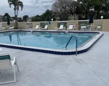 1537 Se Royal Green Circle Se - Photo Thumbnail 2