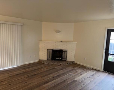 637 Spencer Street - Photo Thumbnail 8