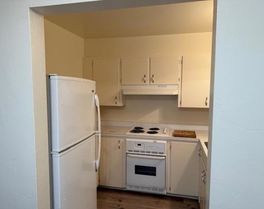 637 Spencer Street - Photo Thumbnail 6