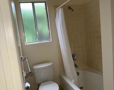 637 Spencer Street - Photo Thumbnail 3