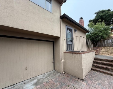 637 Spencer Street - Photo Thumbnail 4