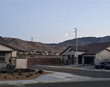 1887 Vincent Dr - Photo Thumbnail 3