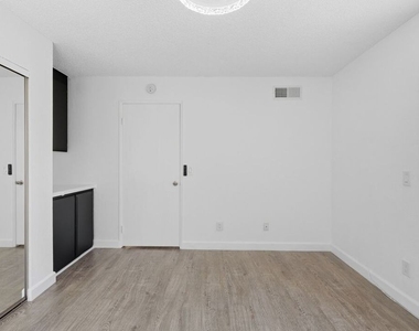11015 Morrison Street - Photo Thumbnail 27