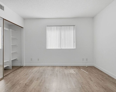 11015 Morrison Street - Photo Thumbnail 15
