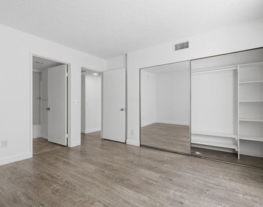 11015 Morrison Street - Photo Thumbnail 14
