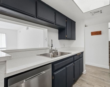 11015 Morrison Street - Photo Thumbnail 4