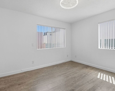 11015 Morrison Street - Photo Thumbnail 24