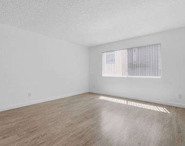 11015 Morrison Street - Photo Thumbnail 10