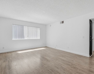 11015 Morrison Street - Photo Thumbnail 11