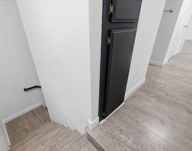 11015 Morrison Street - Photo Thumbnail 22