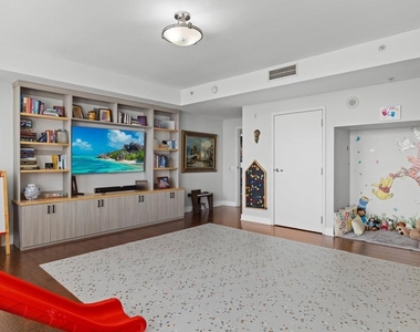 645 Front St - Photo Thumbnail 19