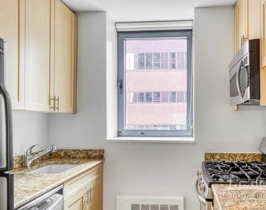 W 48th St - Photo Thumbnail 1