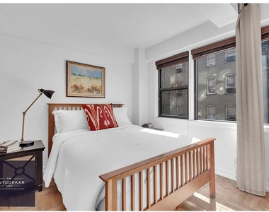 220 E 67th St - Photo Thumbnail 3