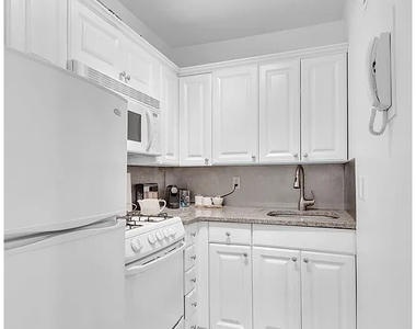 220 E 67th St - Photo Thumbnail 4