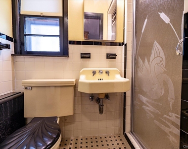 531 Surrey Place - Photo Thumbnail 10